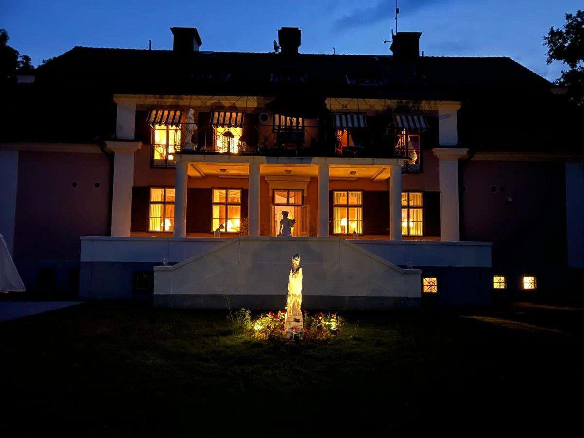 Herrgards Hotell Gyllene Haesten ベステルビーク エクステリア 写真